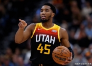 英雄联盟总决赛赛程-太阳横扫爵士，米切尔惊艳四座