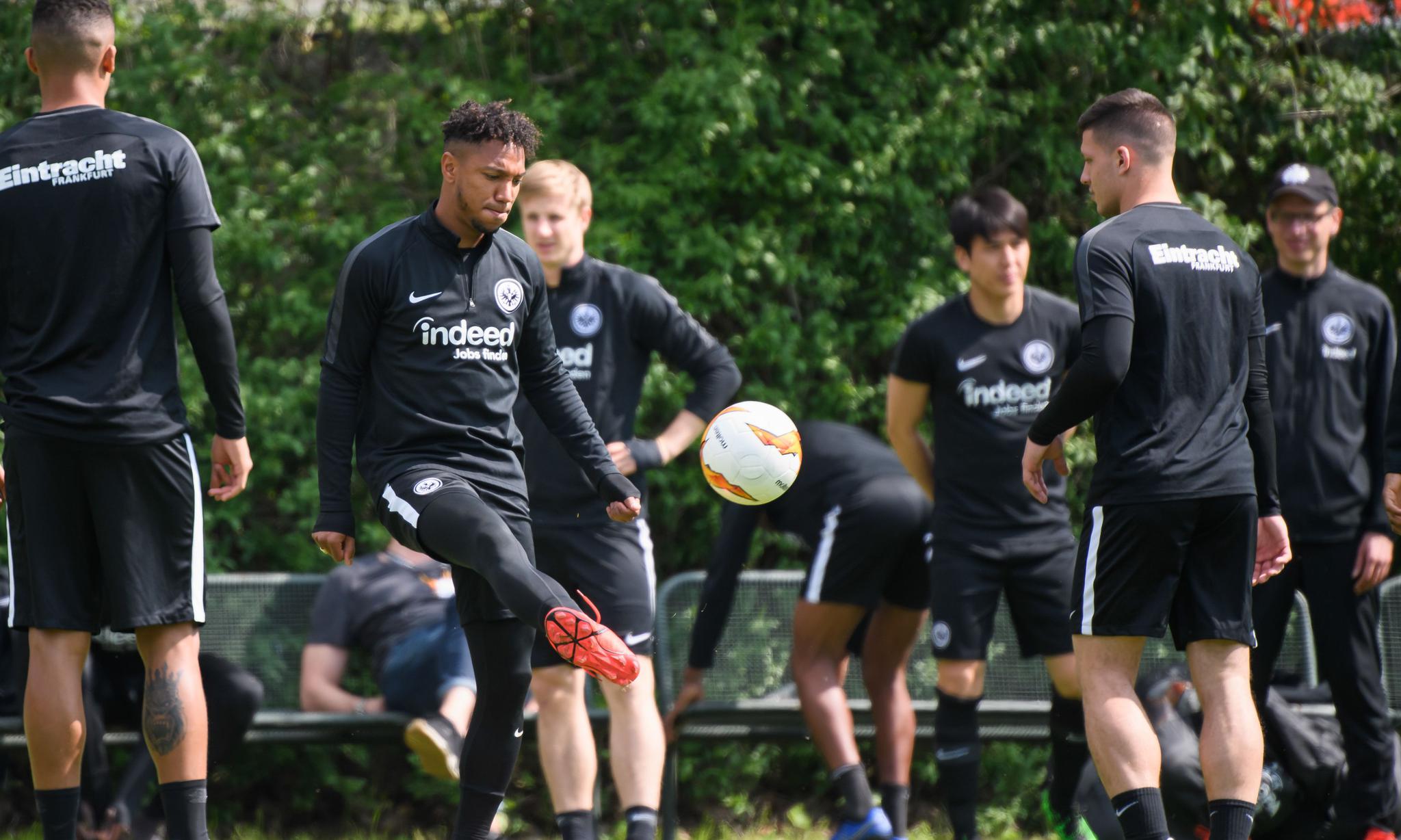 法兰克福球队备战新赛季,雄心壮志的简单介绍 法兰克福球队备战新赛季,雄心壮志的简单介绍