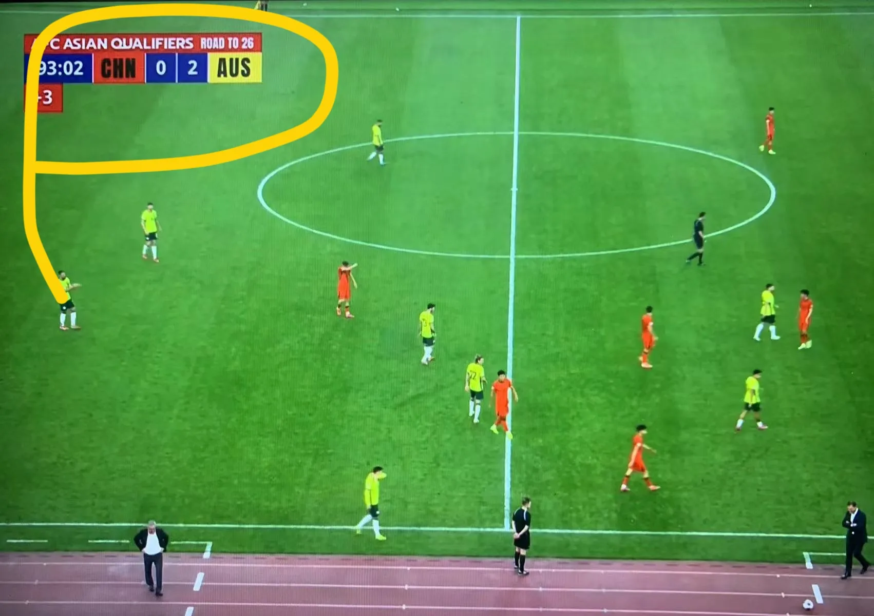 足球比赛场上意外连连，胜负难断