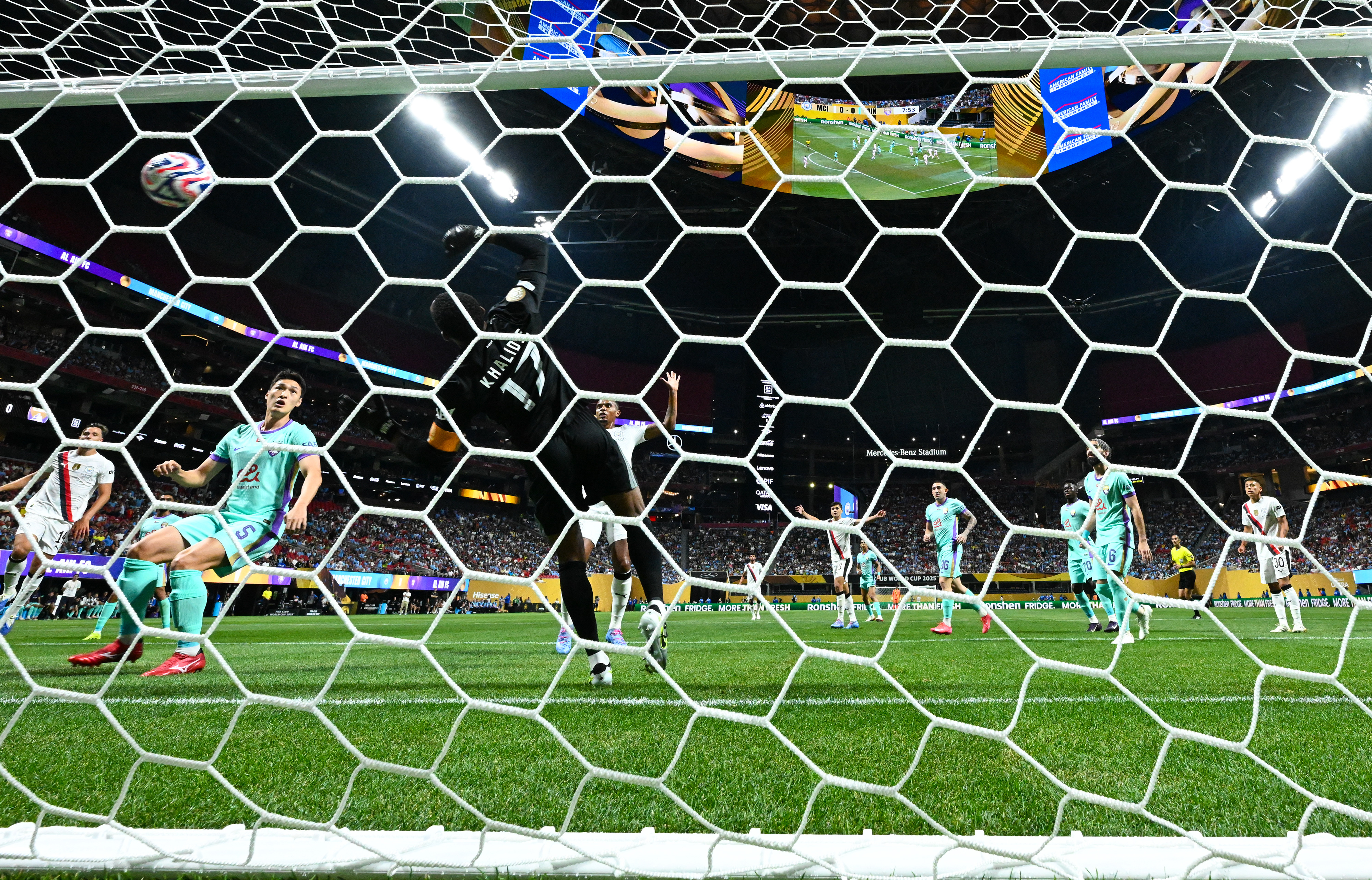 足球比赛成为娱乐健身新选择