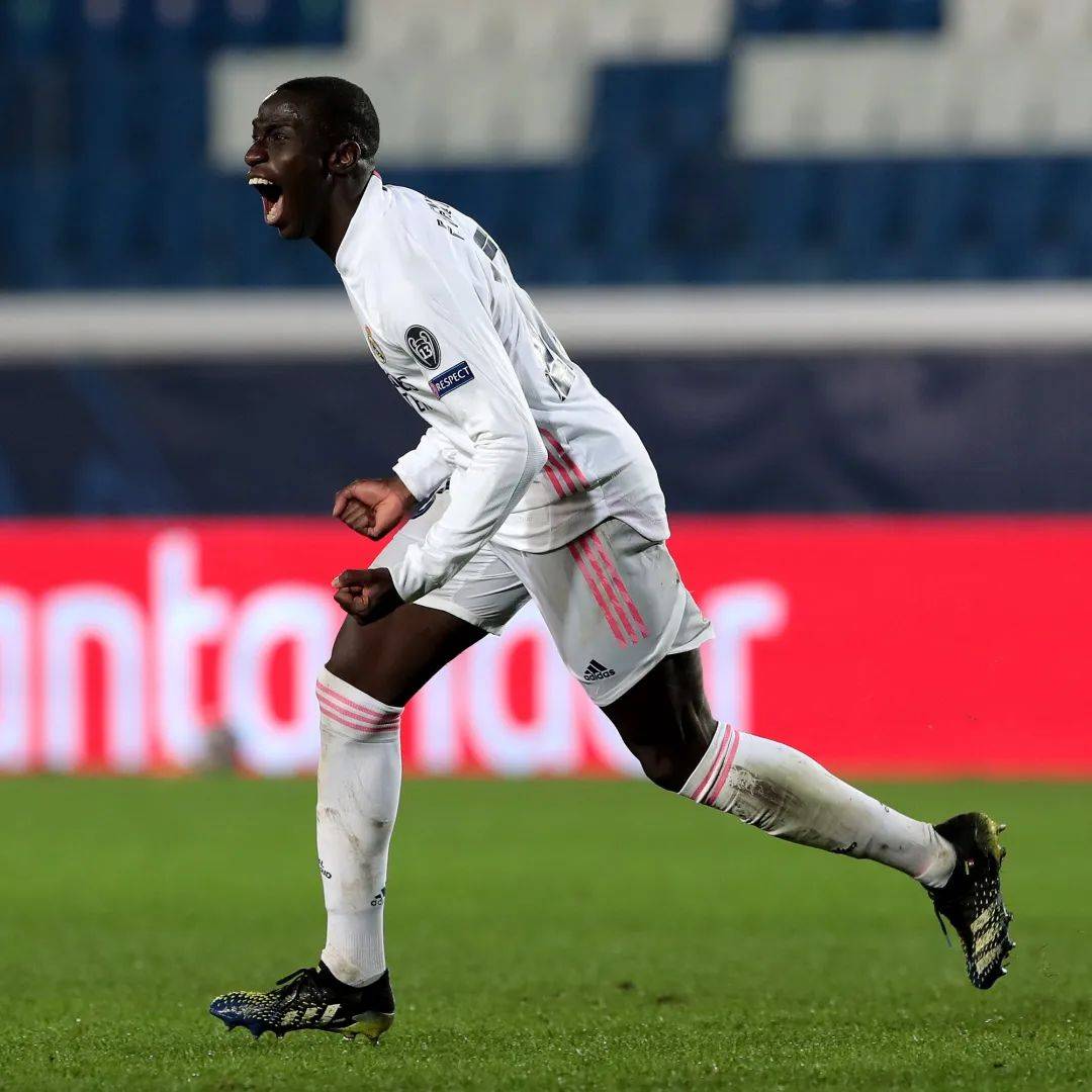 球员全力奔跑,欧洲赛事中的激动瞬间 球员全力奔跑,欧洲赛事中的激动瞬间