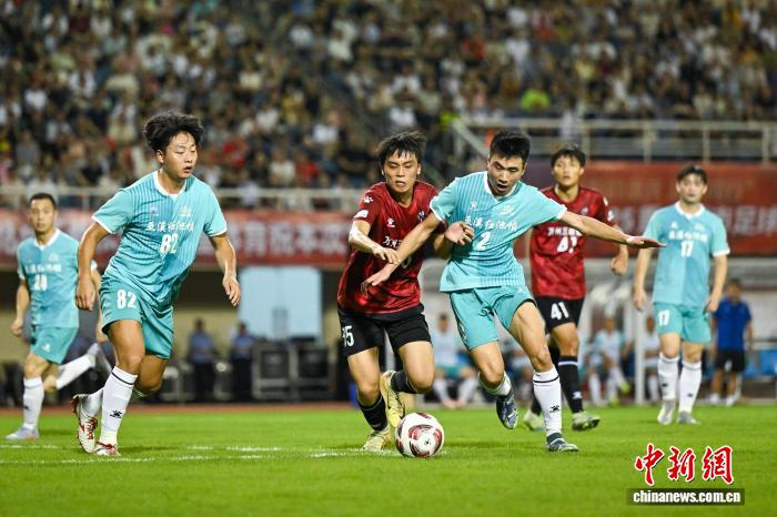 国内职业联赛举行激动比赛,球员拼尽全力 国内职业联赛举行激动比赛,球员拼尽全力