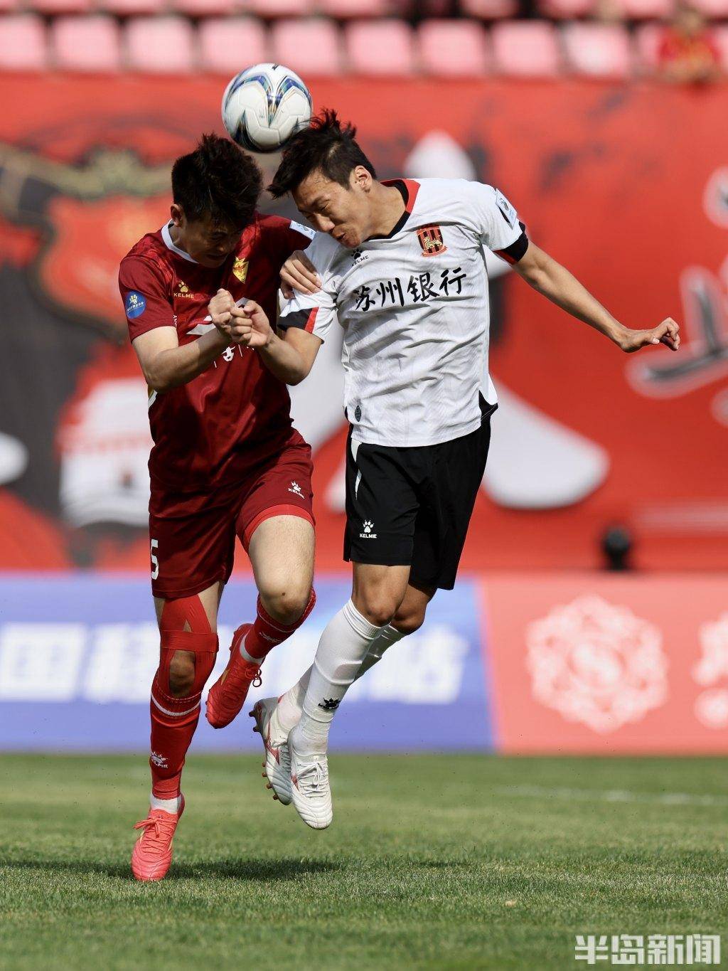 国内职业联赛举行激动比赛,球员拼尽全力 国内职业联赛举行激动比赛,球员拼尽全力